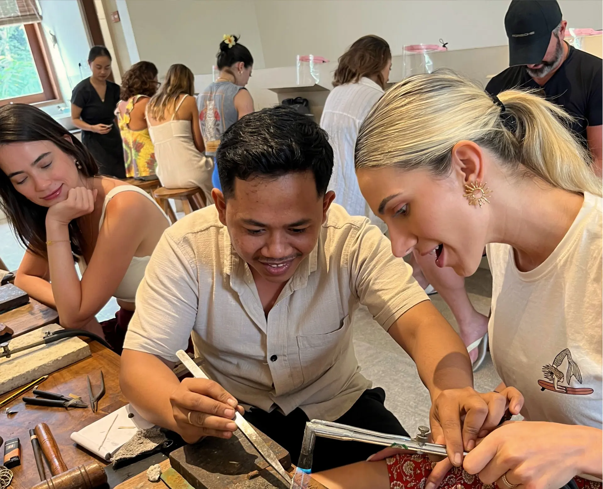 Uluwatu Silver Class - Seminyak Silver Class - Best Silver Class in Bali - 1 Guests taking part in a silver jewelry workshop at Bingin Silver Class Seminyak