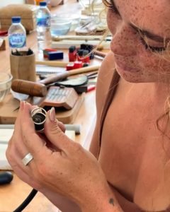 Guests shaping their jewelry pieces