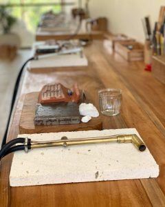 Tools neatly arranged at the beginner’s table