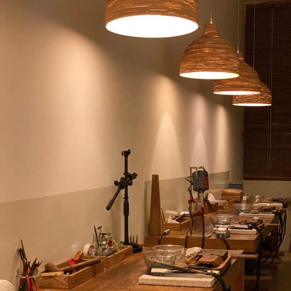 Interior of an Uluwatu silver class workshop, featuring tools, benches, and a cozy setting for hands-on jewelry making.