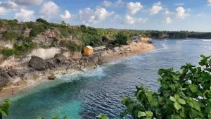 Beautiful cliffside view of Balangan Beach in Uluwatu with turquoise waters, golden sand, and lush greenery a breathtaking coastal escape listed among the Best Things to Do in Uluwatu, ideal for exploring before or after a tranquil Bingin silver class session.