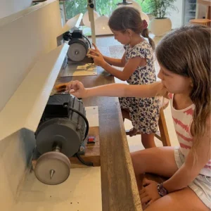 Kids polishing silver rings during Silver Jewelry Workshop in Bali