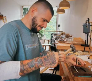 Tourist shaping silver ring during silver jewelry class Bali for mindful travel